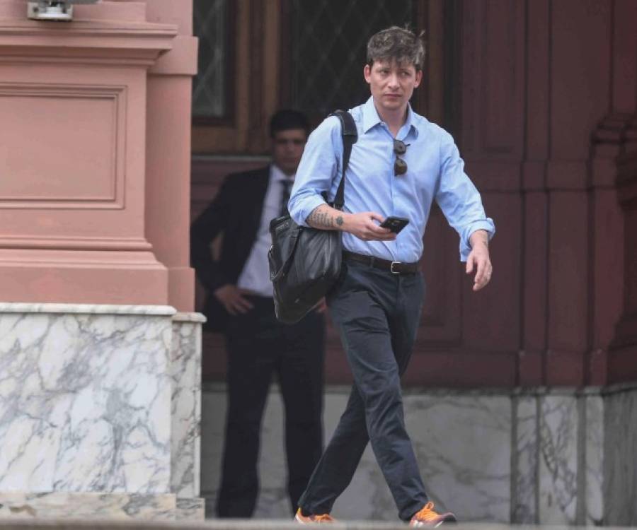 Santiago Caputo: el ascenso del poderoso «aprendiz» que integra el triángulo de hierro de Milei