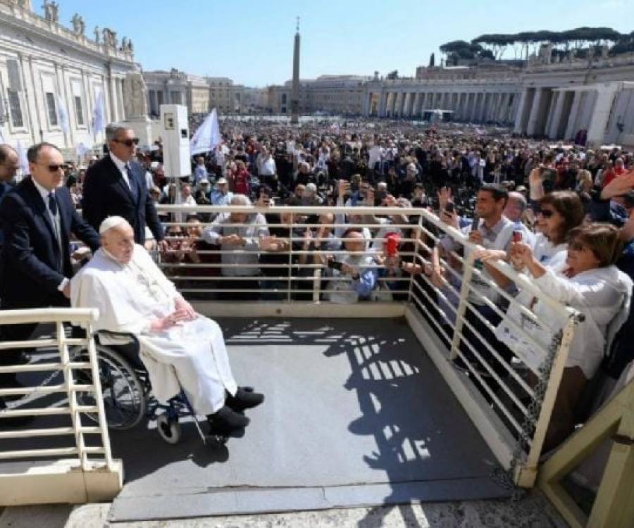El Papa Francisco regresa a la plaza San Pedro