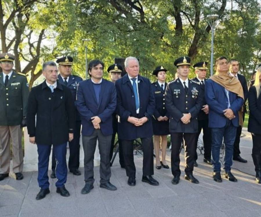 En la plaza principal se llevó a cabo el acto por el 25 de Mayo