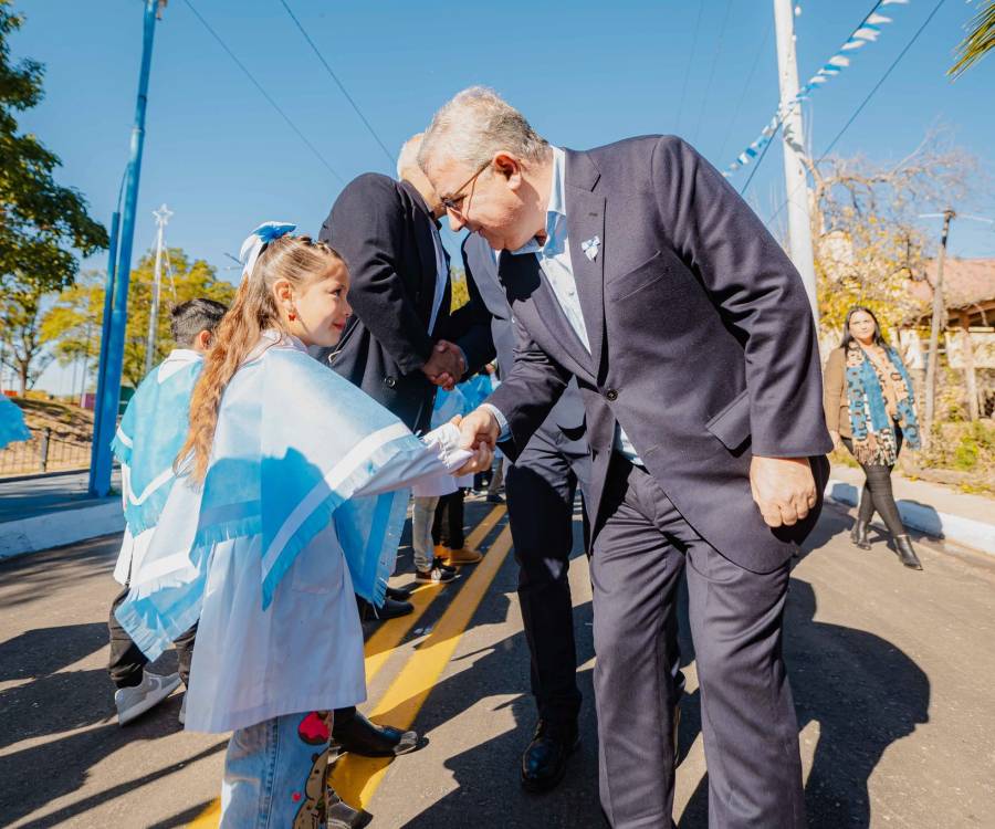 El Gobernador tomó juramento a la bandera en Los Altos y destacaron la inversión educativa en el municipio