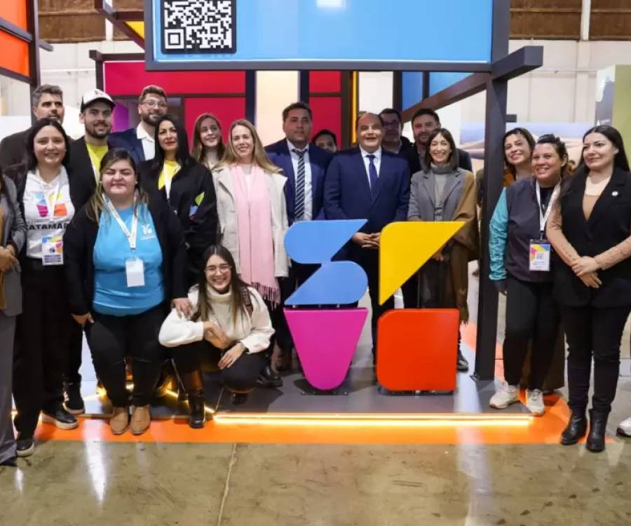 Poncho 2025: experiencia con IA en el stand de Turismo Capital