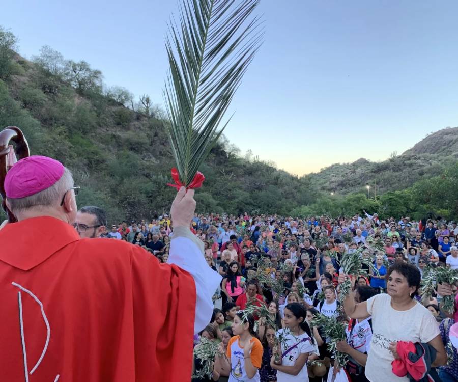 Cientos de fieles peregrinaron a la Gruta de la Virgen dando inicio a la Semana Santa