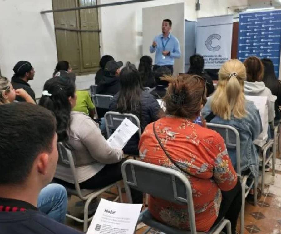 Beneficiarios de Becas provinciales ya reciben sus tarjetas de crédito  
