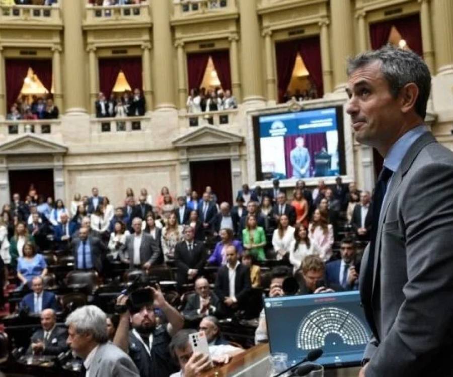 Menem obliga a los diputados que dejan su banca a devolver sus despachos antes del 10 de diciembre