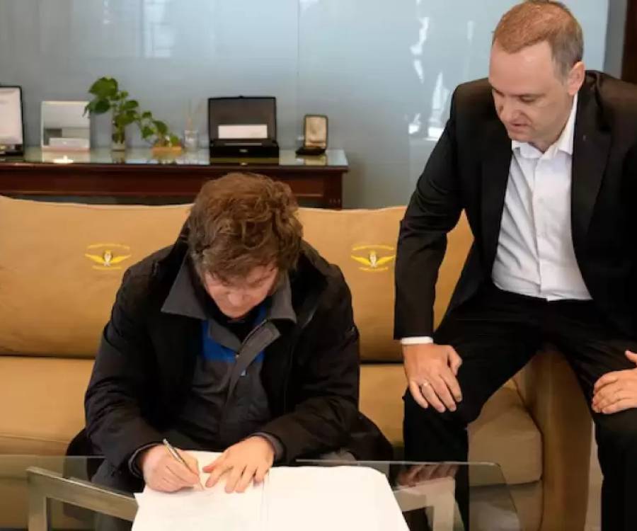 Milei regresó de Oslo y ya firmó la reforma laboral para ingresarla al Congreso