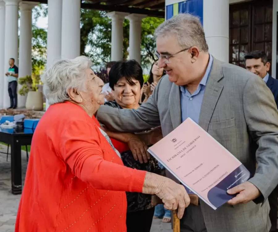 Jalil entregó más de 100 escrituras a familias de la Capital y del interior