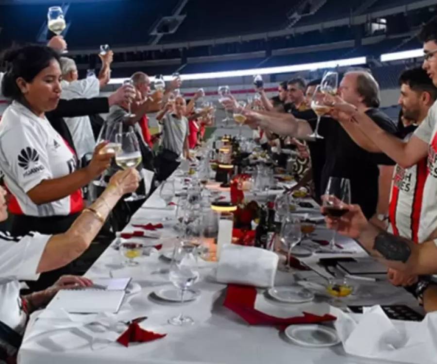 River Monumental: abrió las puertas del club y acompañó a socios que atraviesan las fiestas en soledad