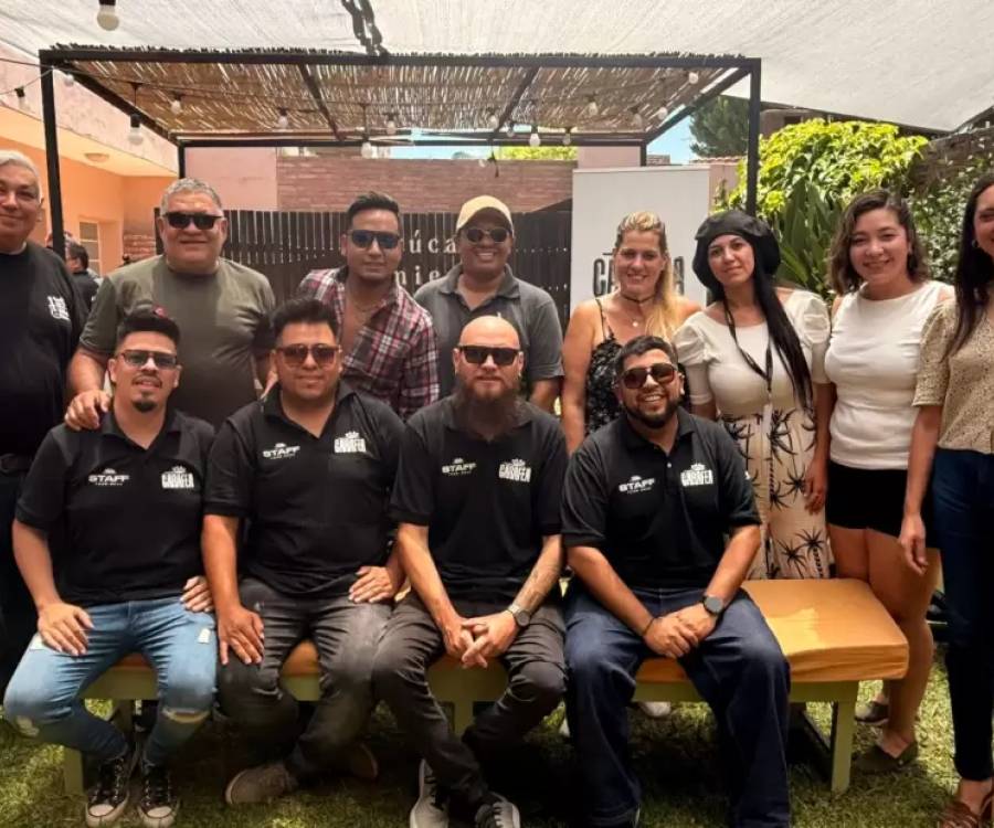 Carafea se presenta mañana en Jesús María y lo anunció con una guitarreada íntima