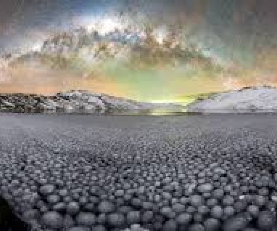 La travesía de la fotógrafa que registró un fenómeno nunca visto en la Patagonia: esferas de hielo y el cielo más extraordinario