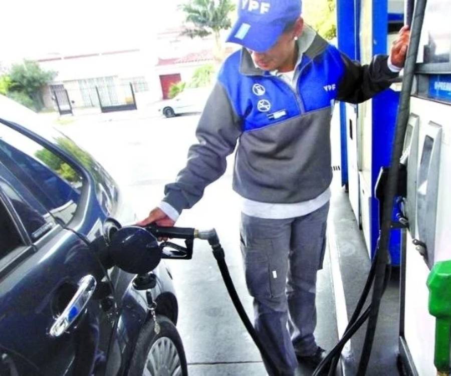 El gobierno oficializó la postergación del aumento en el impuesto a los combustibles