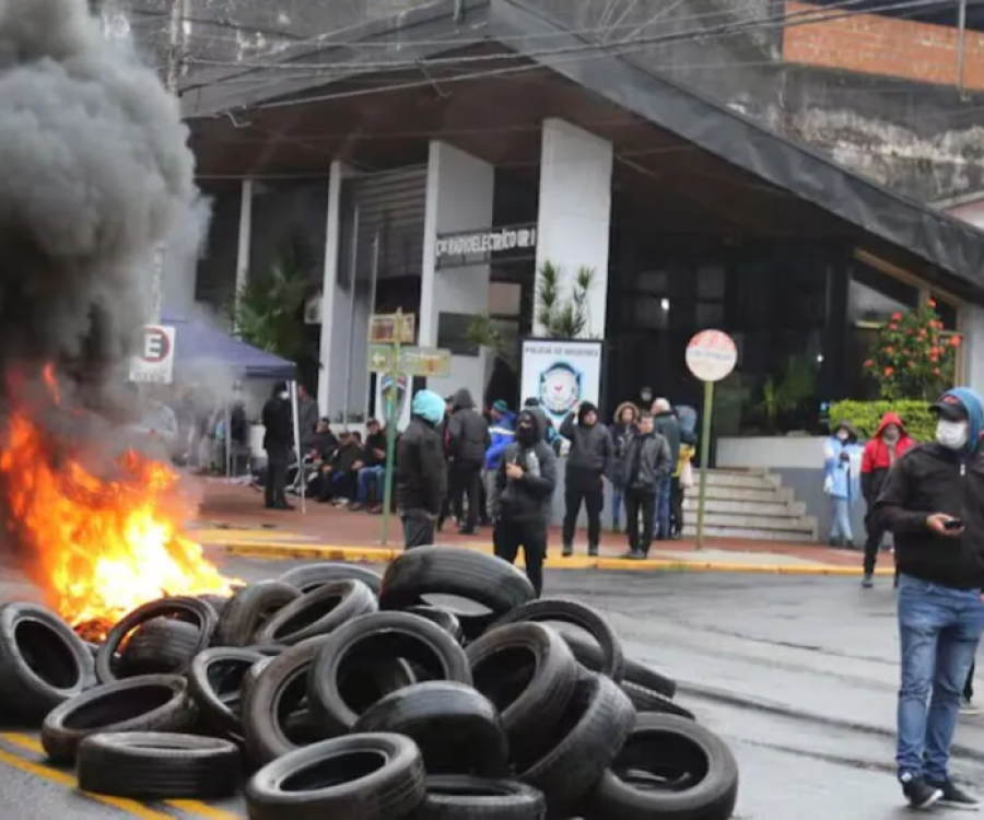 Crisis en Misiones: lejos de un acuerdo, los policías suspenden las negociaciones por el reclamo salarial y harán un acto por el 25 de Mayo