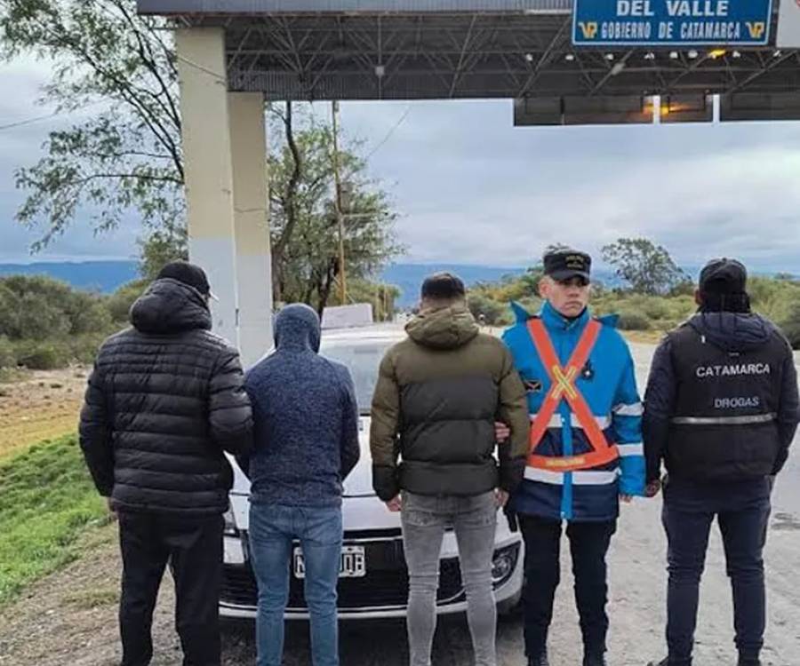 Arrestaron a dos jóvenes y le secuestraron un inhibidor de señal y dinero