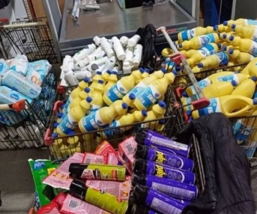 Decomisan productos vencidos en un reconocido supermercado