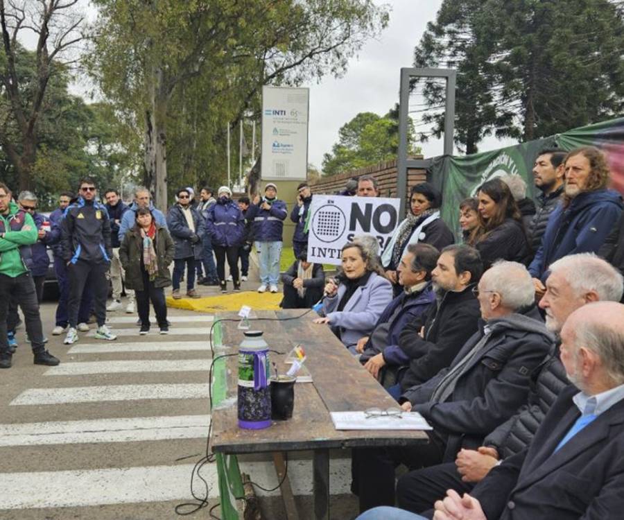 Desalojaron y reprimieron a trabajadores del INTI tras una protesta contra despidos y cierres de sedes