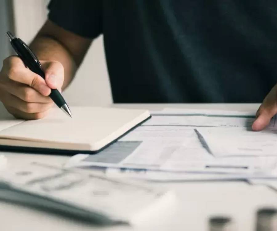 Reducir salidas, reemplazar marcas y retrasar pagos: los argentinos y sus malabares para sortear la crisis