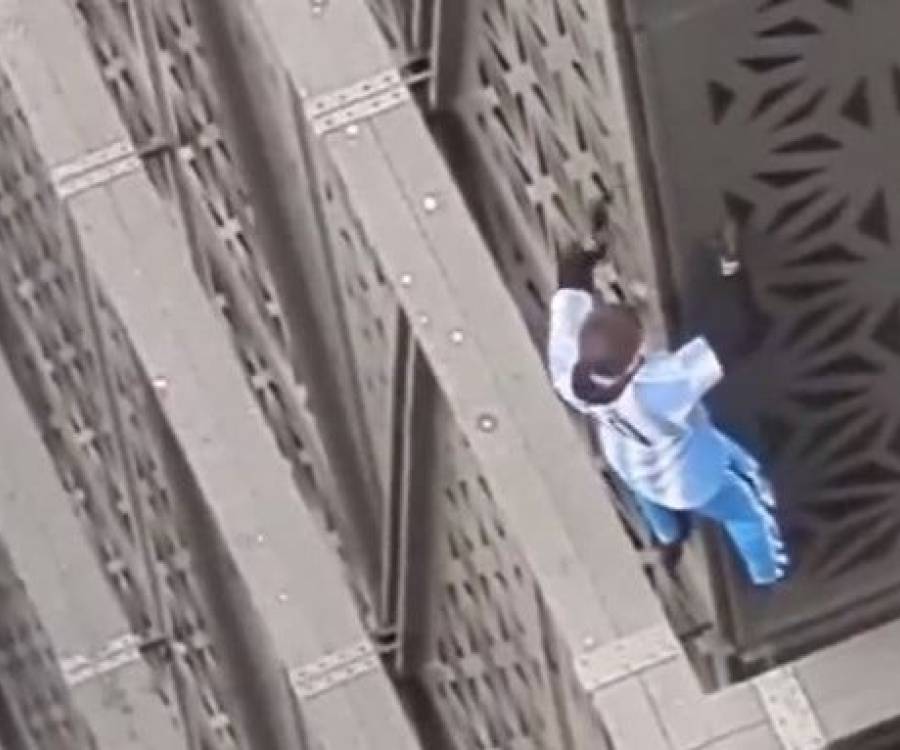 Con la camiseta de Messi y sin arnés: quién es Marcin Banot, el polaco amante del mate que escaló un edificio en Puerto Madero