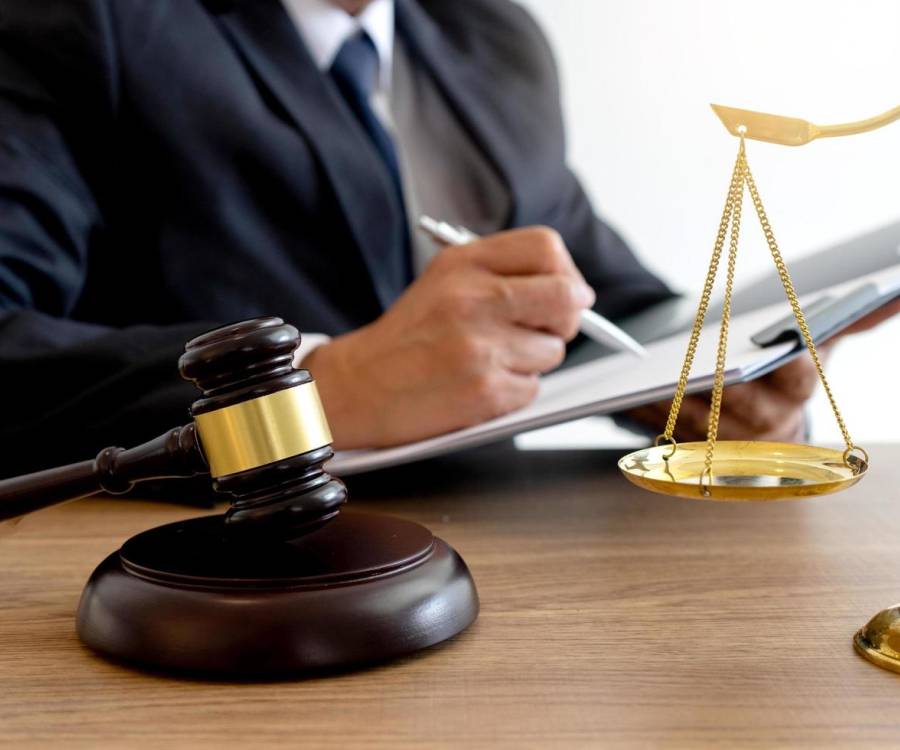 Simuló ser un exitoso abogado y ganó más de 20 juicios: el hombre de 28 años que engañó a los tribunales de Kenia