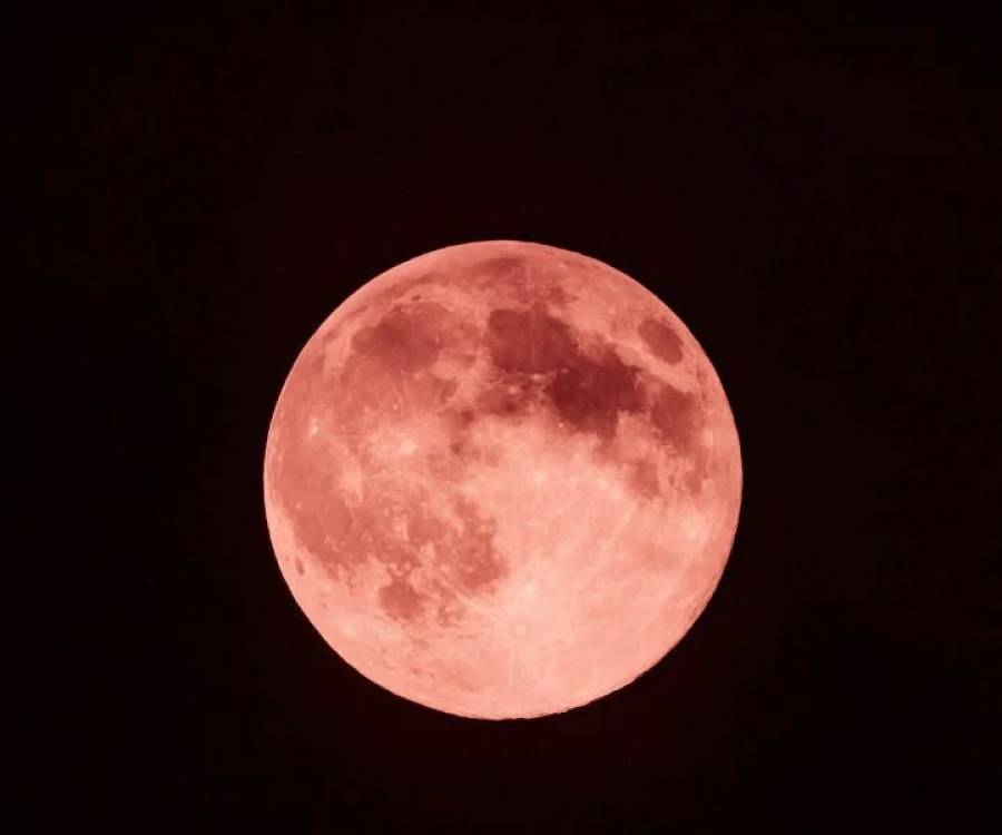 Qué es la Luna de fresa y cuándo se podrá ver en Argentina y en otros países de Latinoamérica