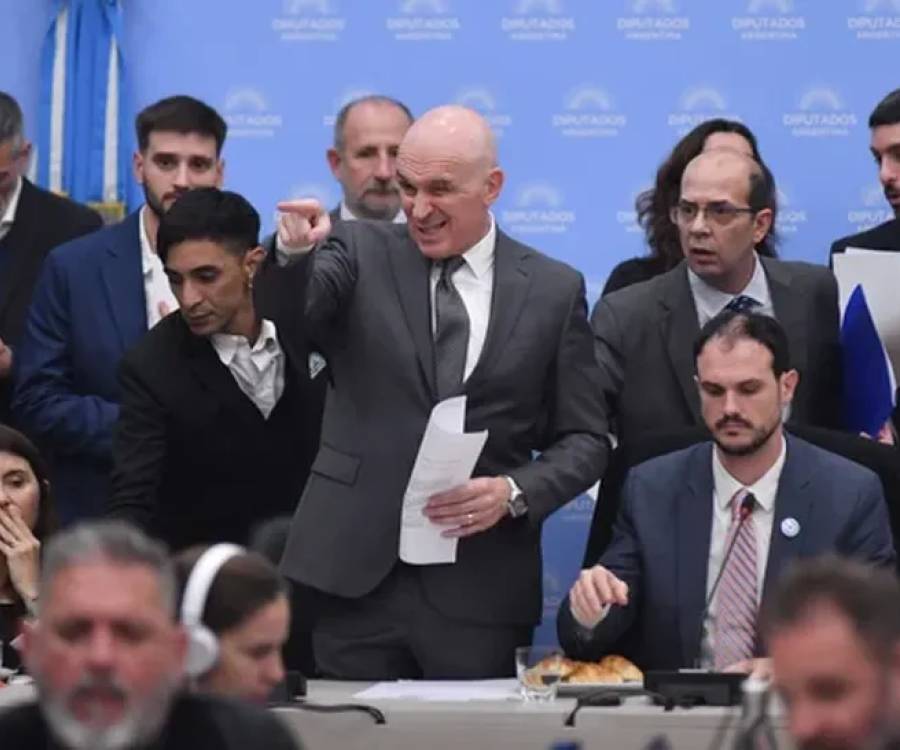Con Ganancias en la cuerda floja, el oficialismo consiguió firmar dictamen de mayoría al paquete fiscal
