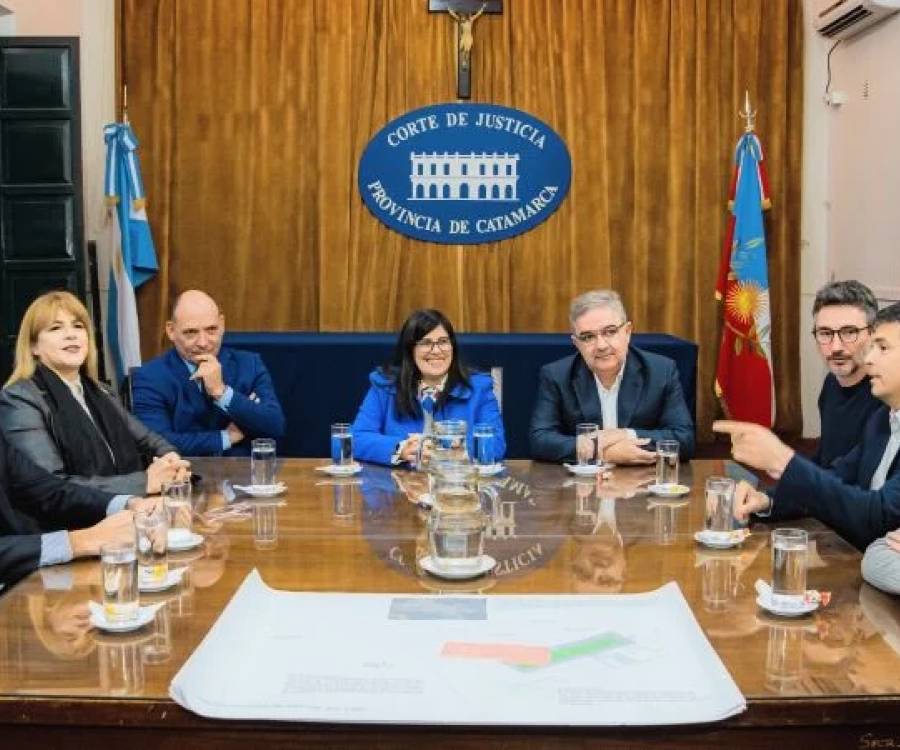 Raúl y la Corte de Justicia evaluaron el anteproyecto de la nueva sede judicial