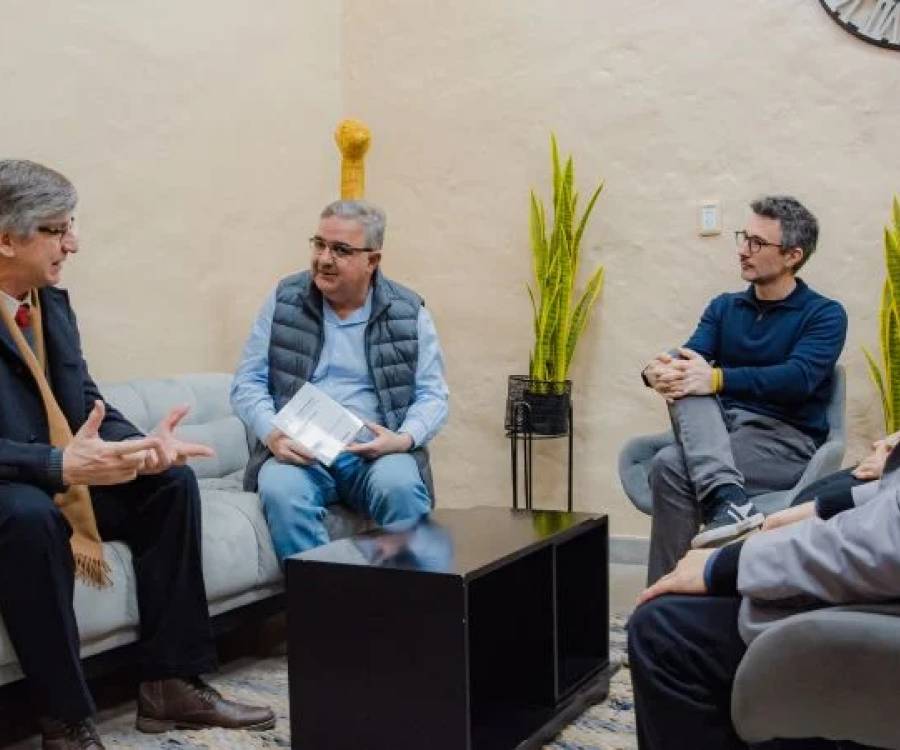 El Gobernador recibió al escritor Pablo Vassel