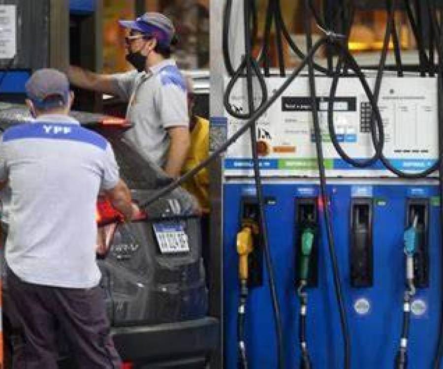 Naftas: la venta suma 7 meses de derrumbe y se viene otro aumento que impactará de lleno en el bolsillo de la gente