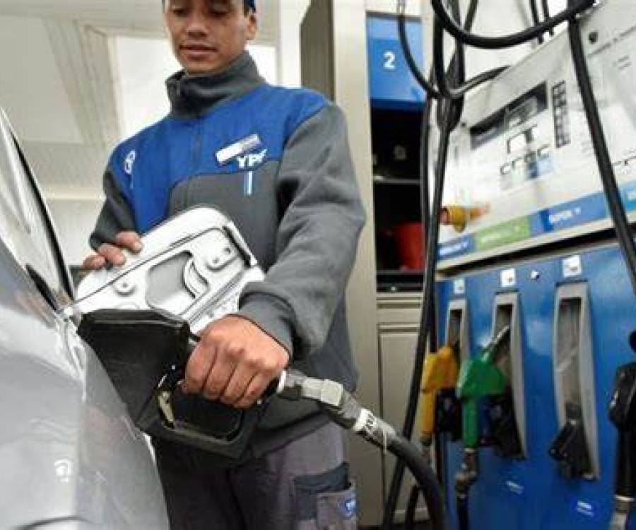 Naftas: Petroleras prevén aumento de casi 10% para noviembre, aunque cae el consumo