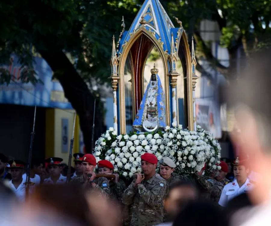 Miles de fieles en la Solemne Procesión