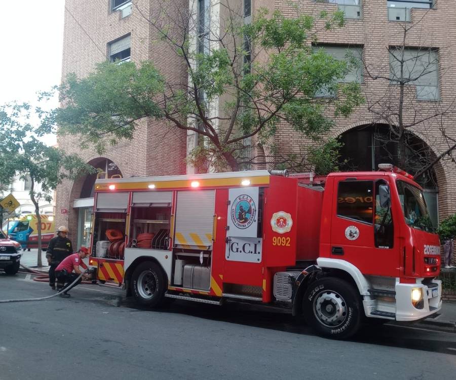 30 autoevacuados. Se incendió un departamento en Nueva Córdoba