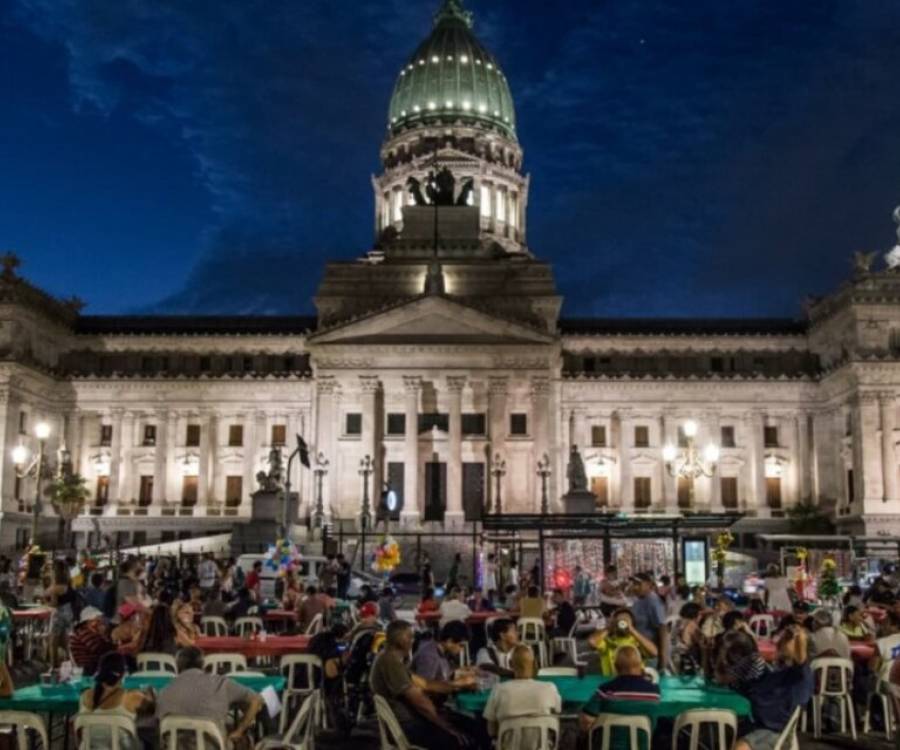 La cena navideña frente al Congreso albergó a decenas de personas en situación de calle