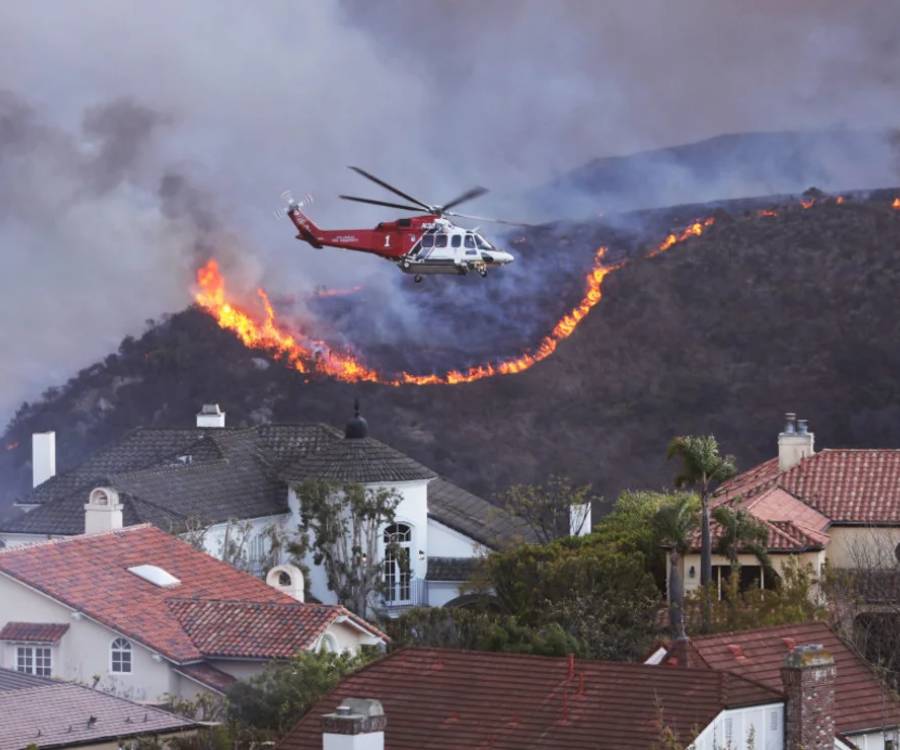 Devastadores incendios forestales se extienden en California