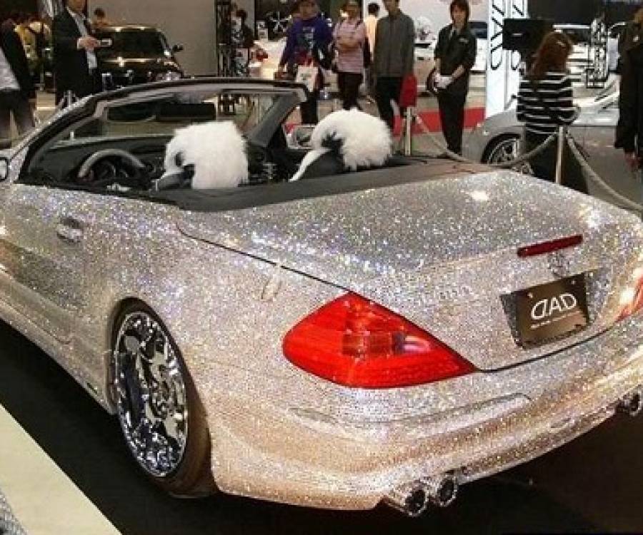 SOLO EN DUBAI: Un Mercedes con diamantes incrustados