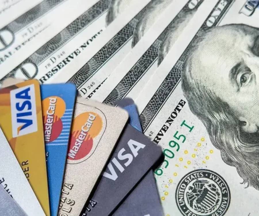 El Banco Central habilitó los pagos en dólares con tarjeta de débito
