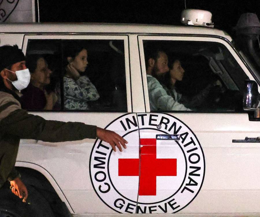 La Cruz Roja se dirige a recoger a las tres primeras rehenes
