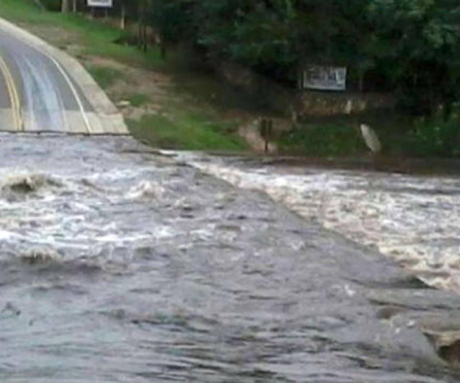 Crecidas y lluvias: recomiendan no acercarse a los ríos en el interior