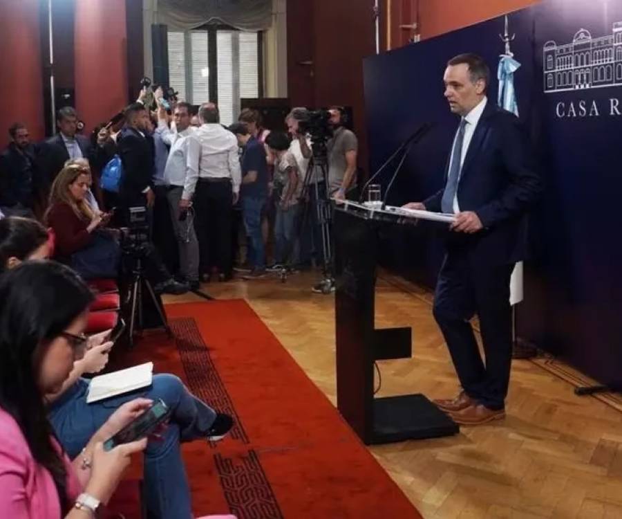 El Gobierno evalúa incorporar un botón silenciador en las conferencias de prensa