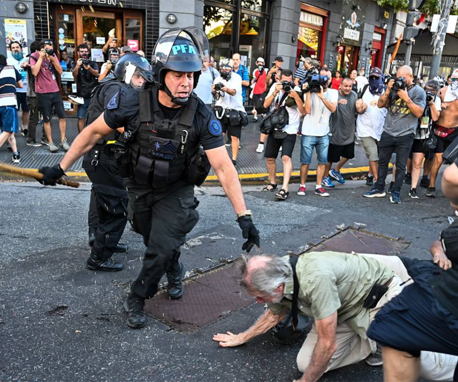 Después del apoyo de Chacarita, más hinchadas se suman a la marcha de los jubilados al Congreso