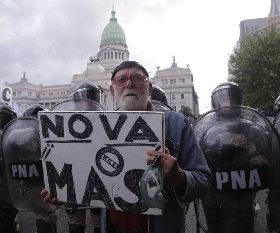 Calles militarizadas, consignas contra el FMI y medidas judiciales: nueva marcha en apoyo a los jubilados en un clima hostil