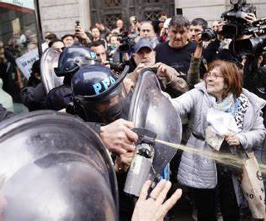 Los jubilados volvieron a marchar en soledad y otra vez Bullrich los mandó a reprimir