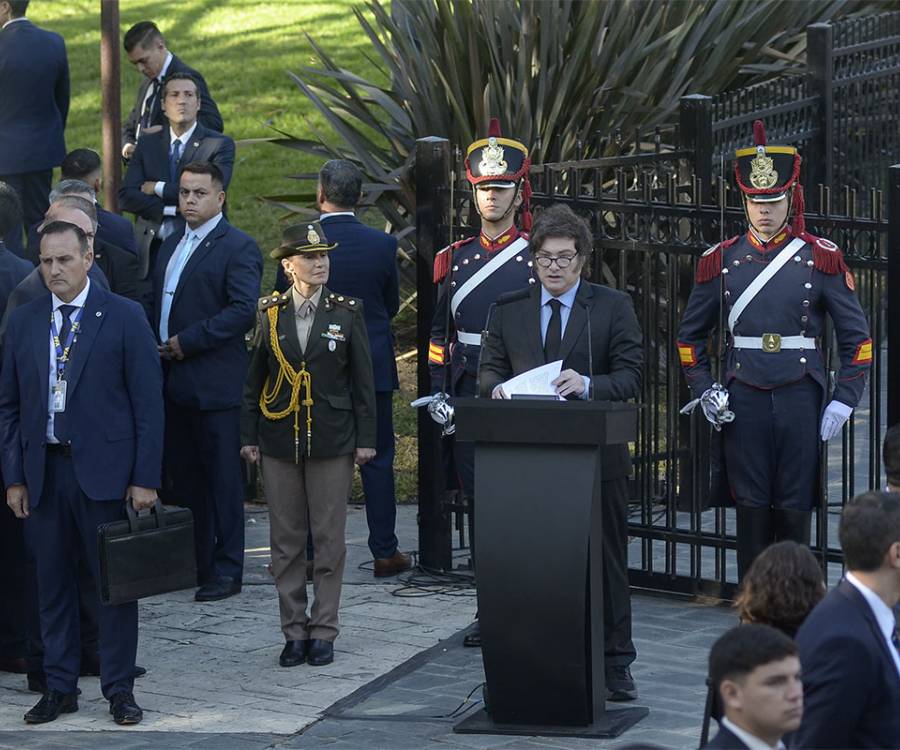 Milei encabezó un breve acto por Malvinas y habló de ordenar el gasto público