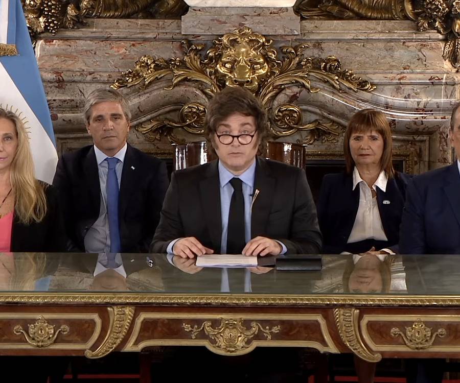 Milei escondió la devaluación y celebró el acuerdo con el FMI
