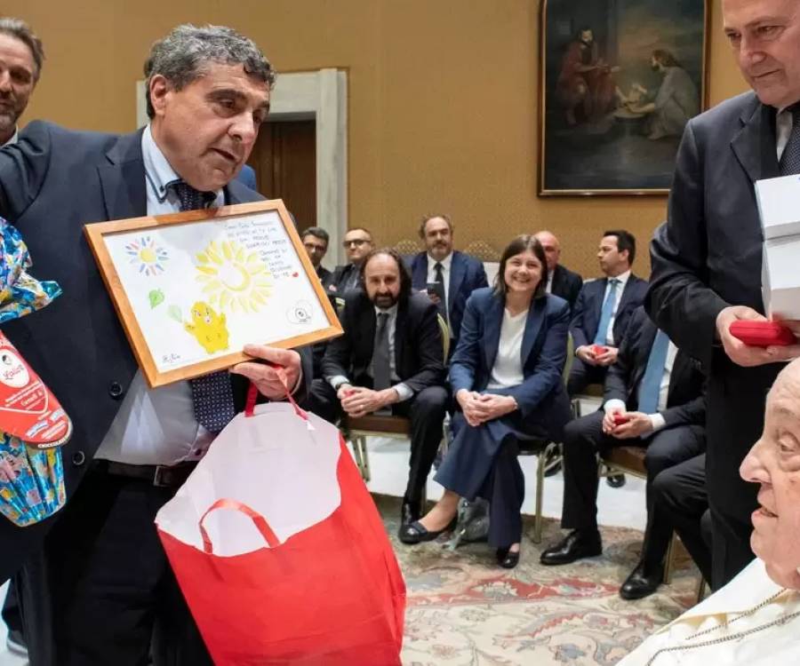 Francisco se reúne con todo su equipo médico y prepara los ritos de la Pascua