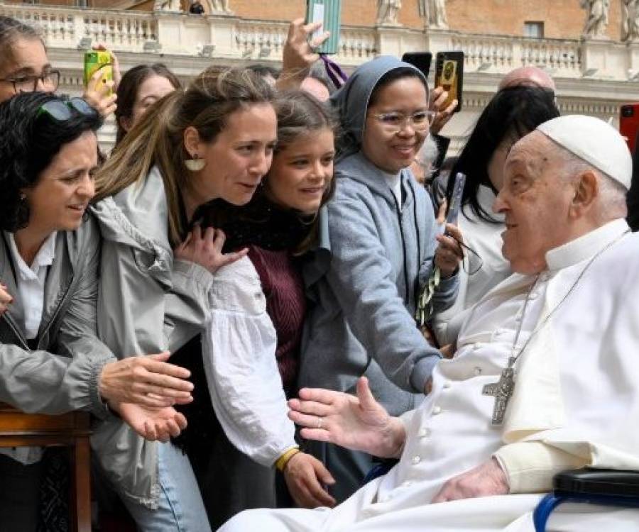 El Vaticano inicia la Pascua con un Francisco mejorando