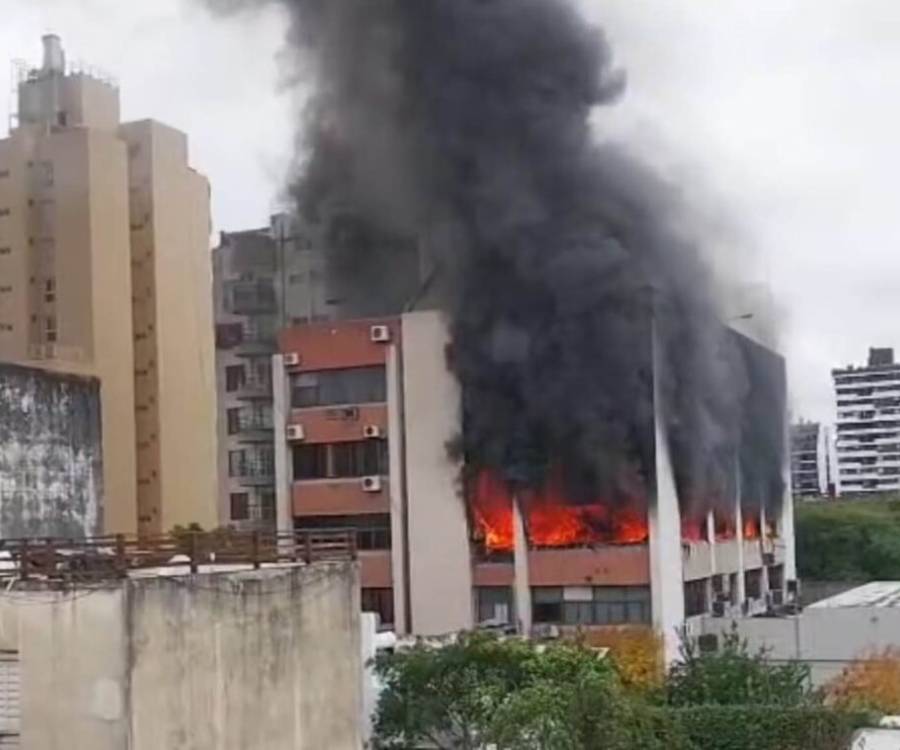 Impactante incendio en la sede de la obra social del Gobierno de Córdoba