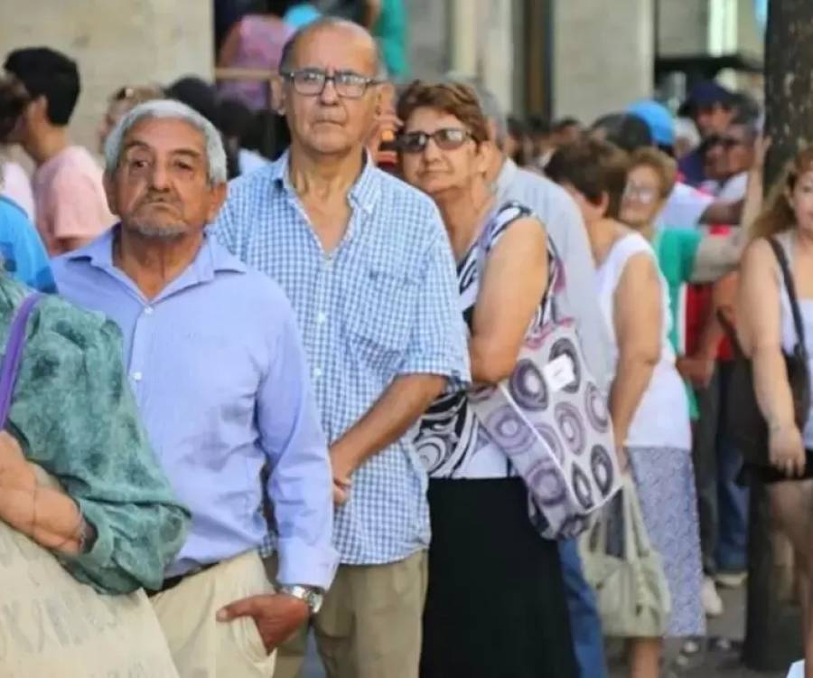 El Gobierno anunció que las jubilaciones y pensiones se pagarán en dos tramos en abril