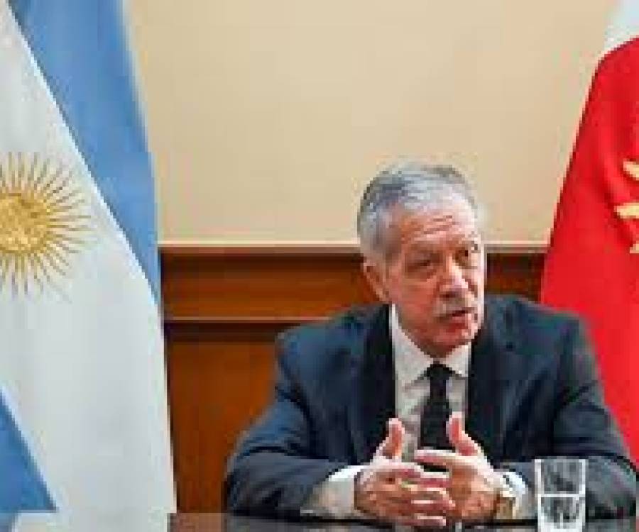 Santiago lo hace otra vez: bonos y aumento del 42,4% para la administración pública
