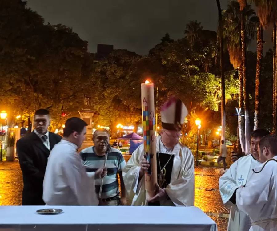Bajo la lluvia anoche se celebró la Vigilia Pascual en la Catedral 