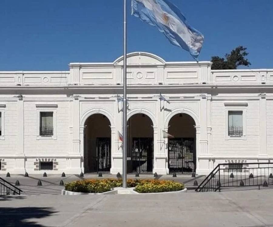 Aumento para becados y contratados en la Capital