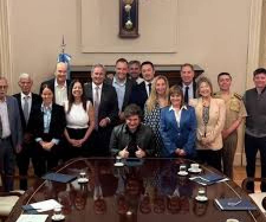 Nación oficializó un fuerte aumento salarial para funcionarios 