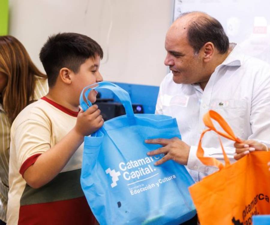 La Capital entregó más de 2.200 kits escolares y libros de inglés en sus escuelas 